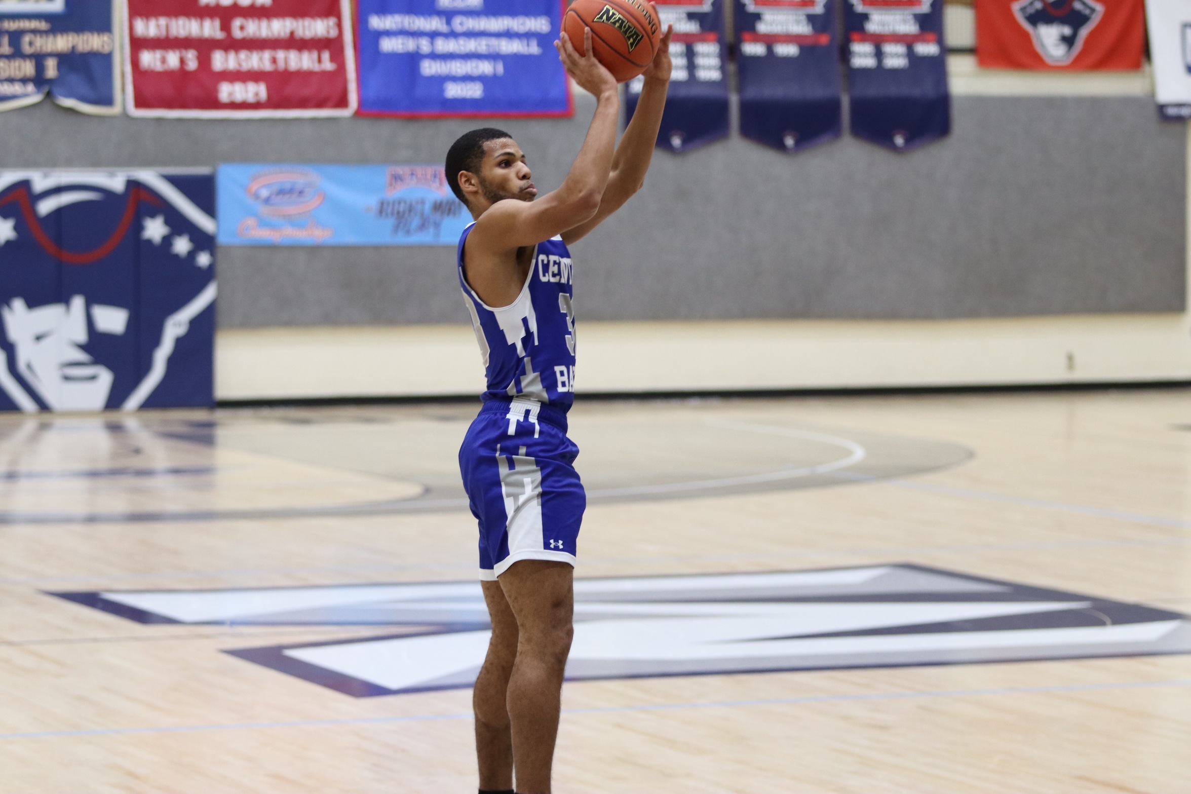 Men's Basketball Season Ends in AMC Semifinals